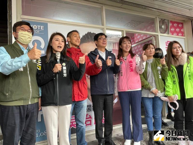 ▲陳其邁今日陪同吳怡農於中山區進行車隊掃街,一行人從顏若芳服務處出發。(圖/記者黃宣尹攝,2023.01.04)