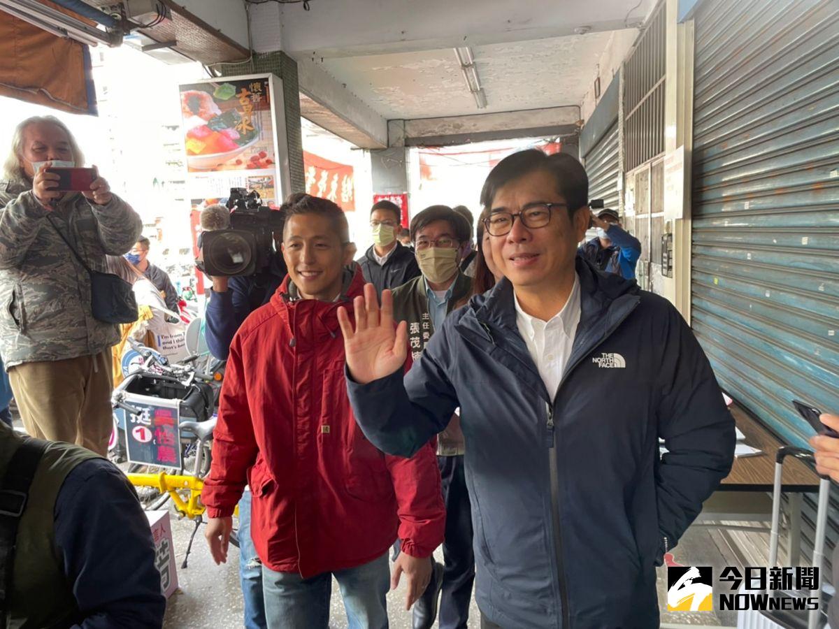 ▲陳其邁今日陪同吳怡農於中山區進行車隊掃街。（圖／記者黃宣尹攝，2023.01.04）