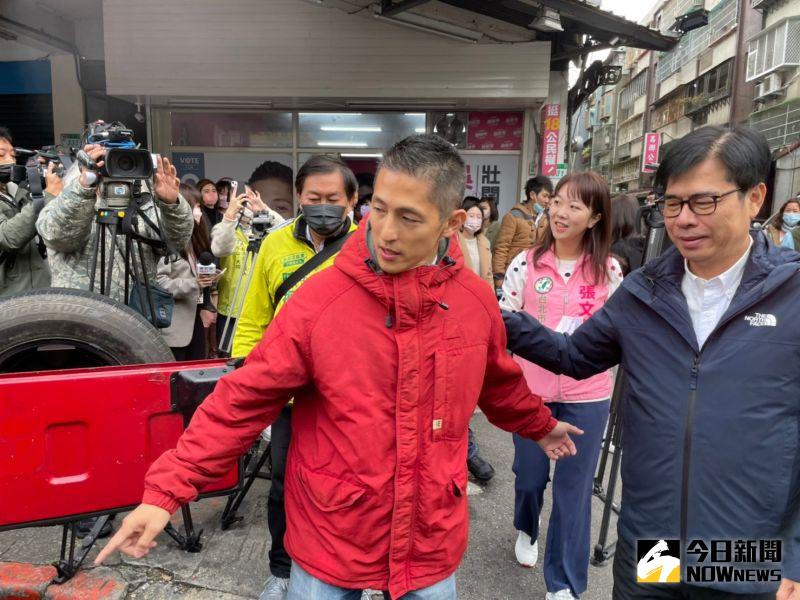 ▲陳其邁今日陪同吳怡農於中山區進行車隊掃街。(圖/記者黃宣尹攝,2023.01.04)