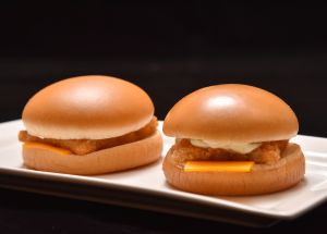 ▲升級版「漢堡」麵包，相較原版本表面更有光澤，整體視覺比例拉高。（圖／麥當勞提供）