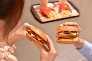 ▲台灣麥當勞推動漢堡美味優化工程，證實牛肉、麵包、生菜製程三大升級。（圖／麥當勞提供）