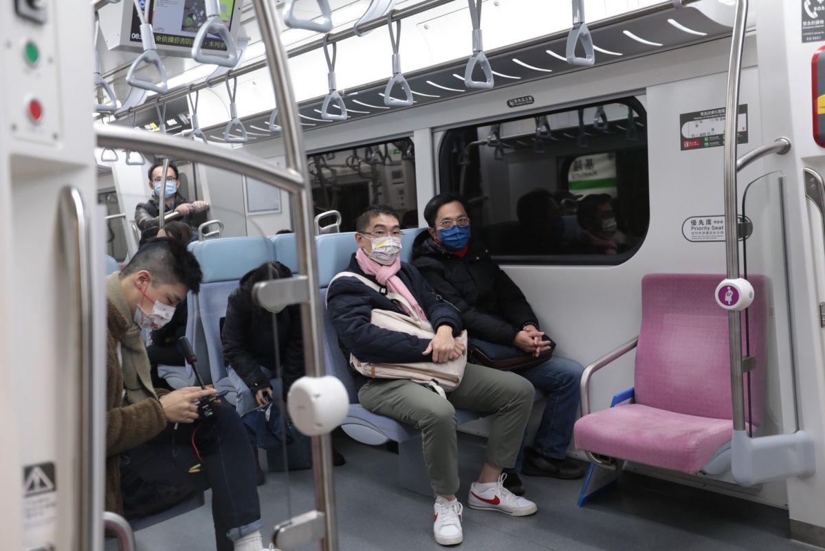 ▲謝國樑與交通處長王圳宏搭台鐵區間車體驗，作為推動基隆往南港區直達車政策推動參考。（圖 ／基隆市政府提供）