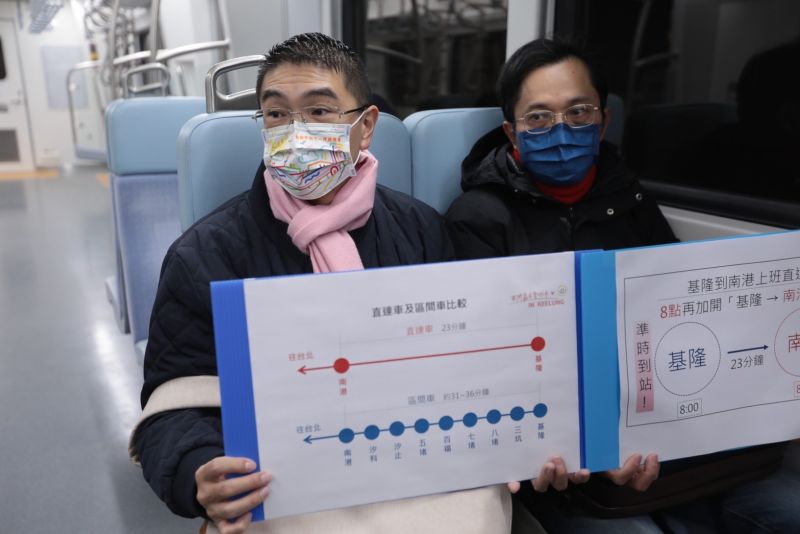 ▲謝國樑與交通處長王圳宏搭台鐵區間車體驗,實際了解基隆通勤族搭乘台鐵通勤情況。(圖 /基隆市政府提供)