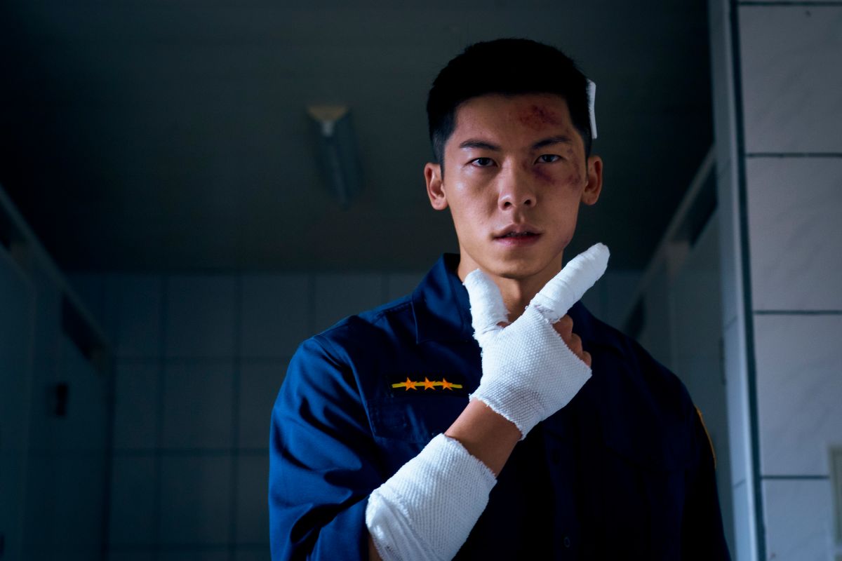 ▲許光漢在《關於我和鬼變成家人的那件事》展現不同於以往的樣貌，穿上警察制服化身鋼鐵直男。（圖／金盞花大影業提供）