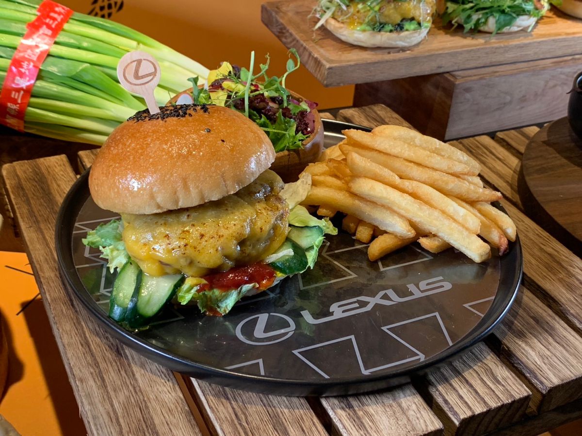 ▲晶華酒店與日系車品牌Lexus聯名力邀日本京都超人氣「龍漢堡 Dragon Burger」快閃客座晶華酒店，為期2週推出4款日本才吃到的經典漢堡，還有一款專門為台灣打造的「A5和牛堡」，厚實和牛食材堆疊超高，嘴巴張最大還不夠啃！（圖／記者汪睿琦攝）