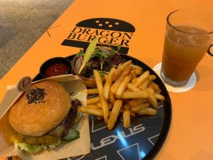 ▲「Regent x Dragon Burger 龍漢堡」美食活動在一樓中庭azie餐廳舉行，搭配脆皮薯條、有機小農沙拉與京都精釀可樂的套餐每份680元起。（圖／記者汪睿琦攝）