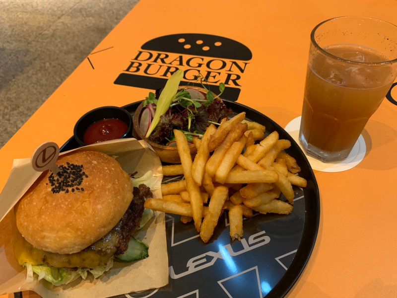 ▲「Regent x Dragon Burger 龍漢堡」美食活動在一樓中庭azie餐廳舉行，搭配脆皮薯條、有機小農沙拉與京都精釀可樂的套餐最低680元起。（圖／記者汪睿琦攝）