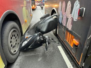 北市機車遭公車左右夾擊！車身騰空卡住離地　女騎士慘摔
