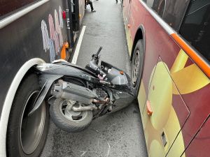 ▲台北市萬華區今早發生一起車禍，一輛機車宛如夾心餅乾遭兩輛公車左右夾擊，整輛機車甚至離地懸空，幸好騎士摔倒後僅受輕傷。（圖／翻攝畫面）