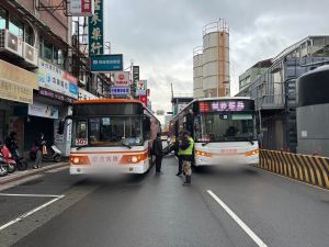 ▲台北市萬華區今早發生一起車禍，一輛機車宛如夾心餅乾遭兩輛公車左右夾擊，整輛機車甚至離地懸空，幸好騎士摔倒後僅受輕傷。（圖／翻攝畫面）