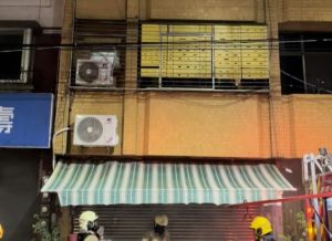 暗夜火警！台南善化區民宅冒濃煙　屋內7人逃頂樓全獲救
