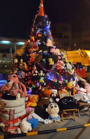 ▲豐原夜間垃圾場的聖誕樹。（圖／取自Schumacher Ting）