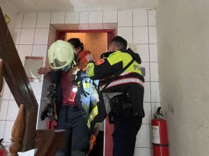 電梯故障婦人受困20分鐘　警、消合力救援
