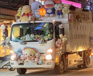 ▲桃園市中平路在午5點30分左右，可看到超驚人的「娃娃資源回收車」。（圖／取自「路上觀察學院」）