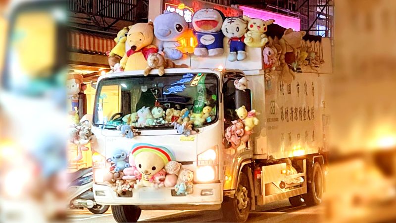 ▲真實版《玩具總動員》！網友拍下掛滿廢棄娃娃的資源回收車，短短幾天吸引近2萬人朝聖。（圖／取自「路上觀察學院」）