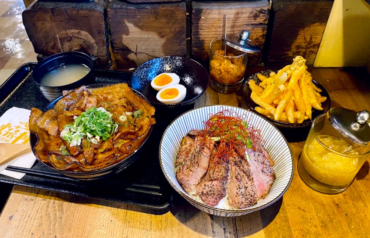 ▲牛排界火紅的熟成肉熱潮也有平價選擇，主打平價美味燒肉丼的燒丼株式會社，力拚豪華升級，開春新推期間限定「28天乾式熟成牛丼」，祭出嚐鮮價還加碼抽萬元旅遊金。（圖／記者蕭涵云攝）