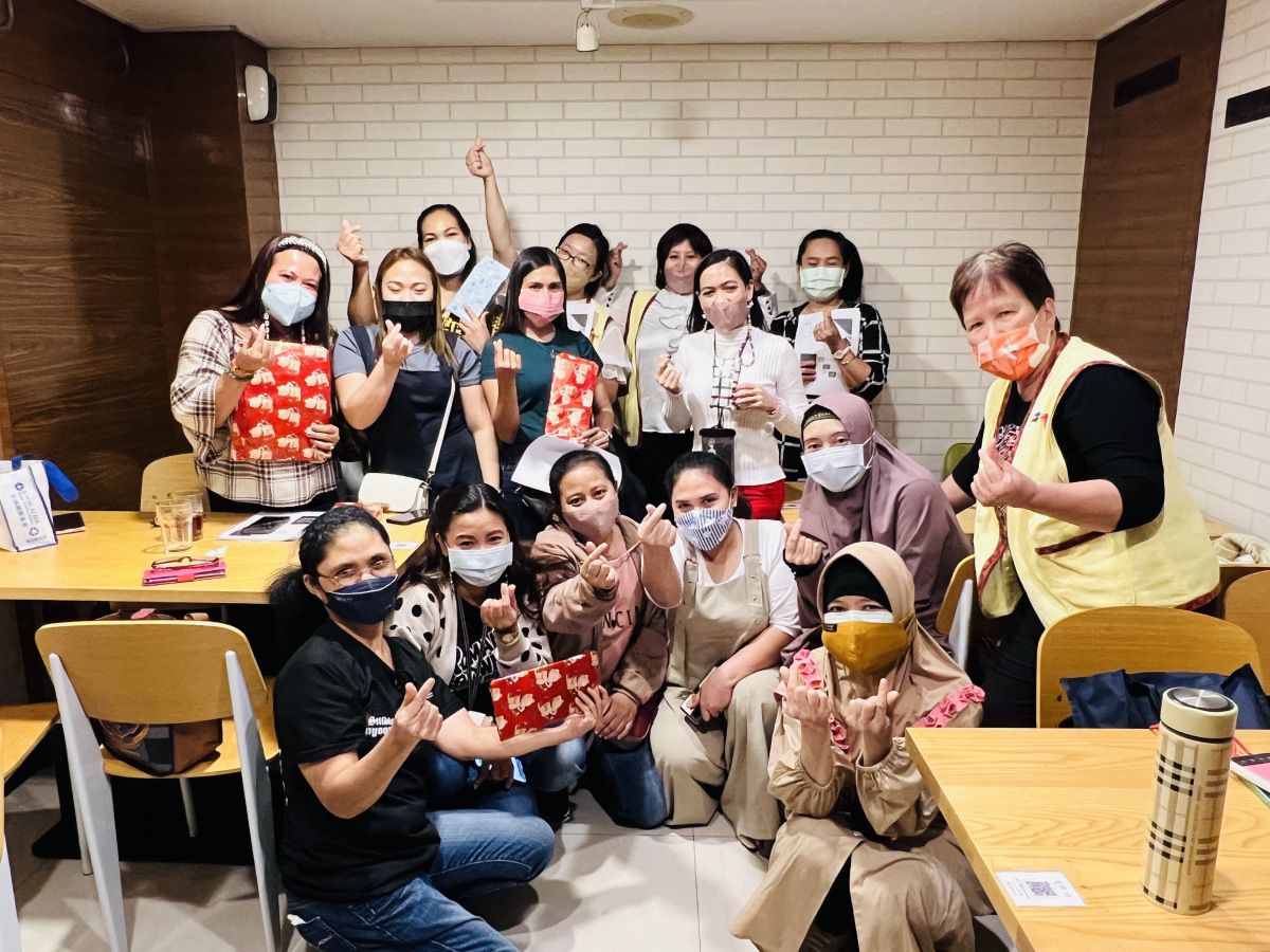 ▲移工開心與服務中心志工們合照。（圖／新事社會服務中心）