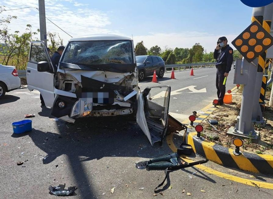 ▲小貨車疑未注意路況，直接撞上一輛正在維修路燈的工程車。（圖／翻攝畫面）