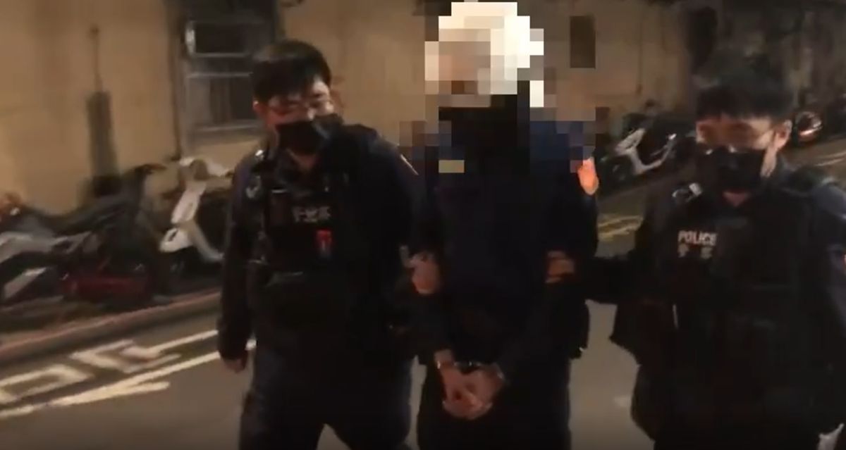 ▲洪男穿著警服在路口指揮交通，當場被真警察識破。（圖／翻攝畫面）