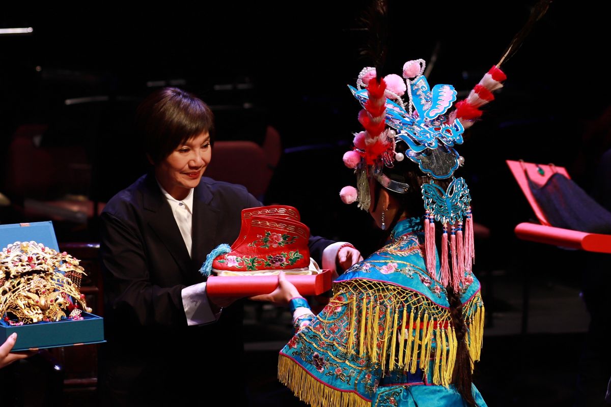 ▲唐美雲歌仔戲團團長唐美雲（左）授予結業習藝生象徵傳承與祝福的行當配件。（圖／文化部提供）