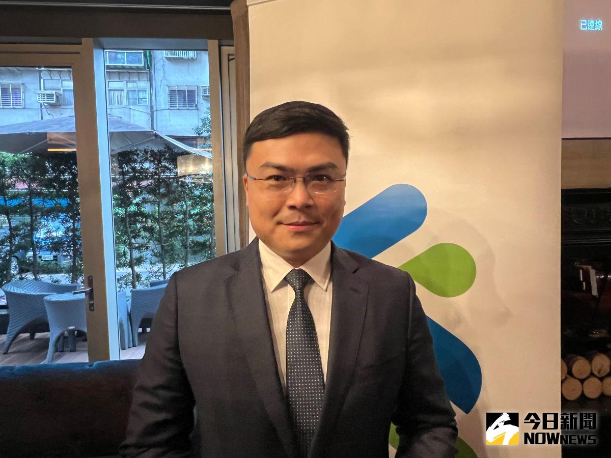 ▲渣打銀行財富管理處投資策略部主管劉家豪預估，2023年全球景氣下半年優於上半年，美國聯準會可能在上半年停止升息，年底前開始降息，而美元在第1季將見頂回落。（圖／記者顏真真攝）