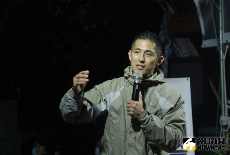 ▲吳怡農晚間於中山區松澤宮開講，感謝支持者3年多來不離不棄。（圖／記者黃宣尹攝，2023.01.04）