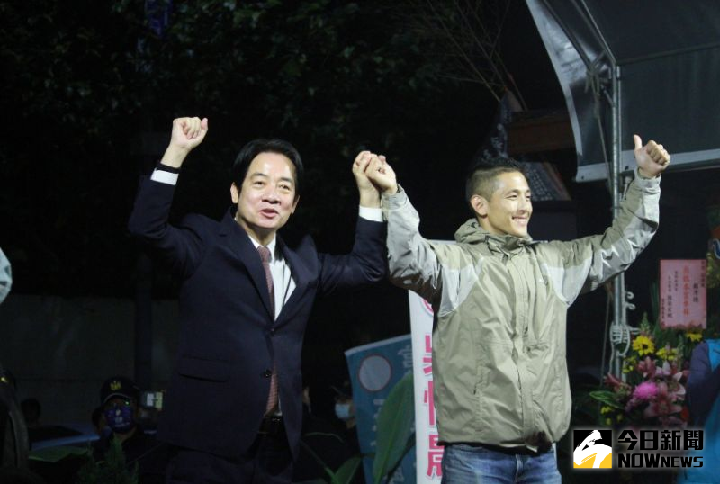 ▲賴清德4日晚間赴中山區松澤宮,出席吳怡農廟口開講活動,是吳怡農競選活動中少數現身的大咖。(圖/記者黃宣尹攝)