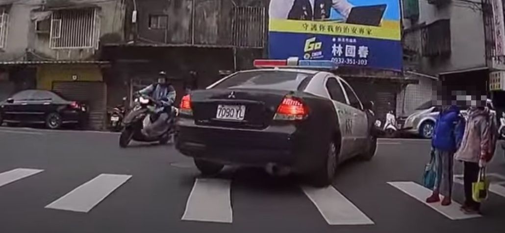 ▲新北市海山警分局海山派出所一輛警車，日前行經行人穿越道時，未禮讓行人優先通行，被拍下影片並公布在網路上。海山警分局表示，將依規定處以新台幣1200元以上3600元以下罰鍰，並加強員警教育。（圖／翻攝YouTube／WoWtchout - 地圖型行車影像分享平台）