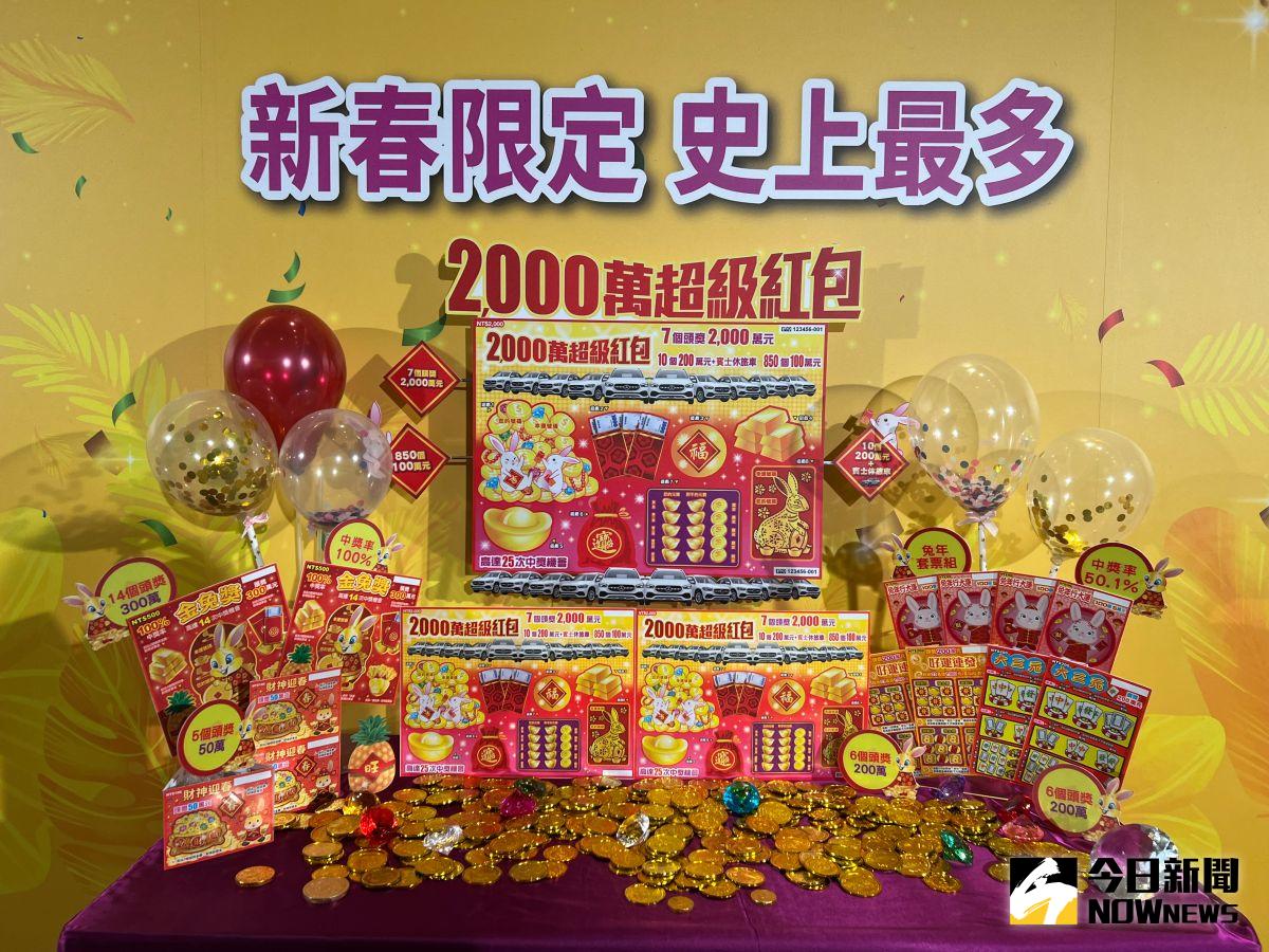 ▲台中一間彩券行表示，中獎人看到店裡供奉的彌勒佛對著他笑，於是與其他3名兄弟集資購買整本刮刮樂。（圖／記者顏真真攝）