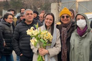 聲援頭巾革命遭逮！伊朗女星獲釋　親友喜迎獻花
