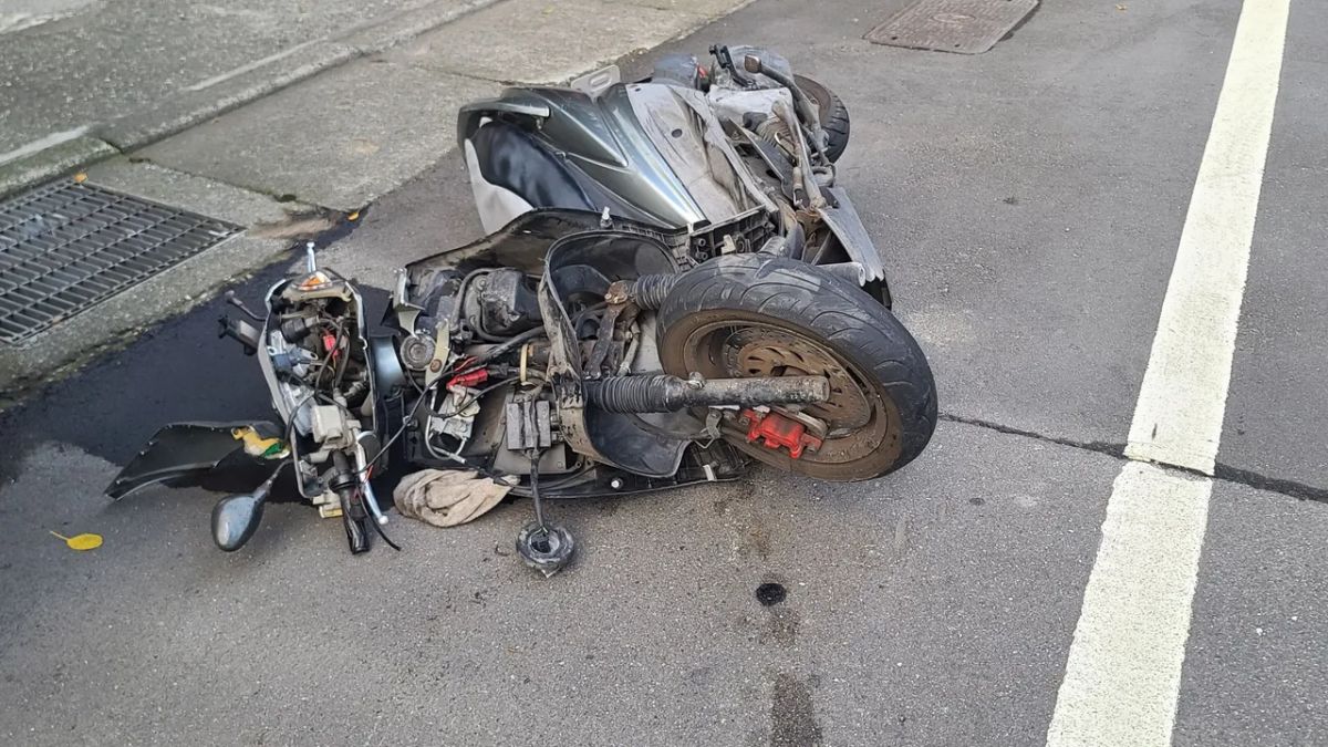 ▲新北市五股今早發生一起死亡車禍，一輛機車遭逆向行駛的BMW轎車對撞，騎士當場失去生命跡象，送醫不治。（圖／翻攝畫面）