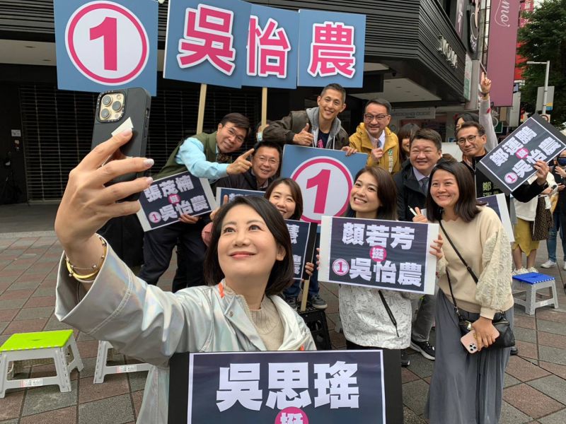 ▲吳怡農今日上午與吳思瑤、鄭運鵬、趙天麟、顏若芳等人於路口拜票，另也有黨公職於其他路口串連。（圖／吳怡農辦公室提供）