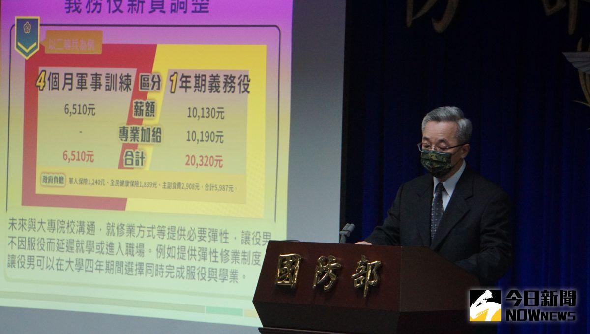 ▲國防部資源規劃司司長鄧克雄報告義務役期恢復簡報。（圖／記者呂炯昌攝，2023.1.5）
