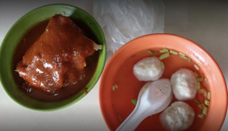 ▲淡水文化阿給販售的「周杰倫套餐」就是阿給+魚丸湯+包子。（圖/淡水文化阿給Google評價）