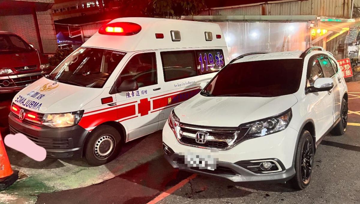 ▲有休旅車違停在消防局前紅線，甚至擋住救護車出勤路線。（圖／《爆廢公社》）