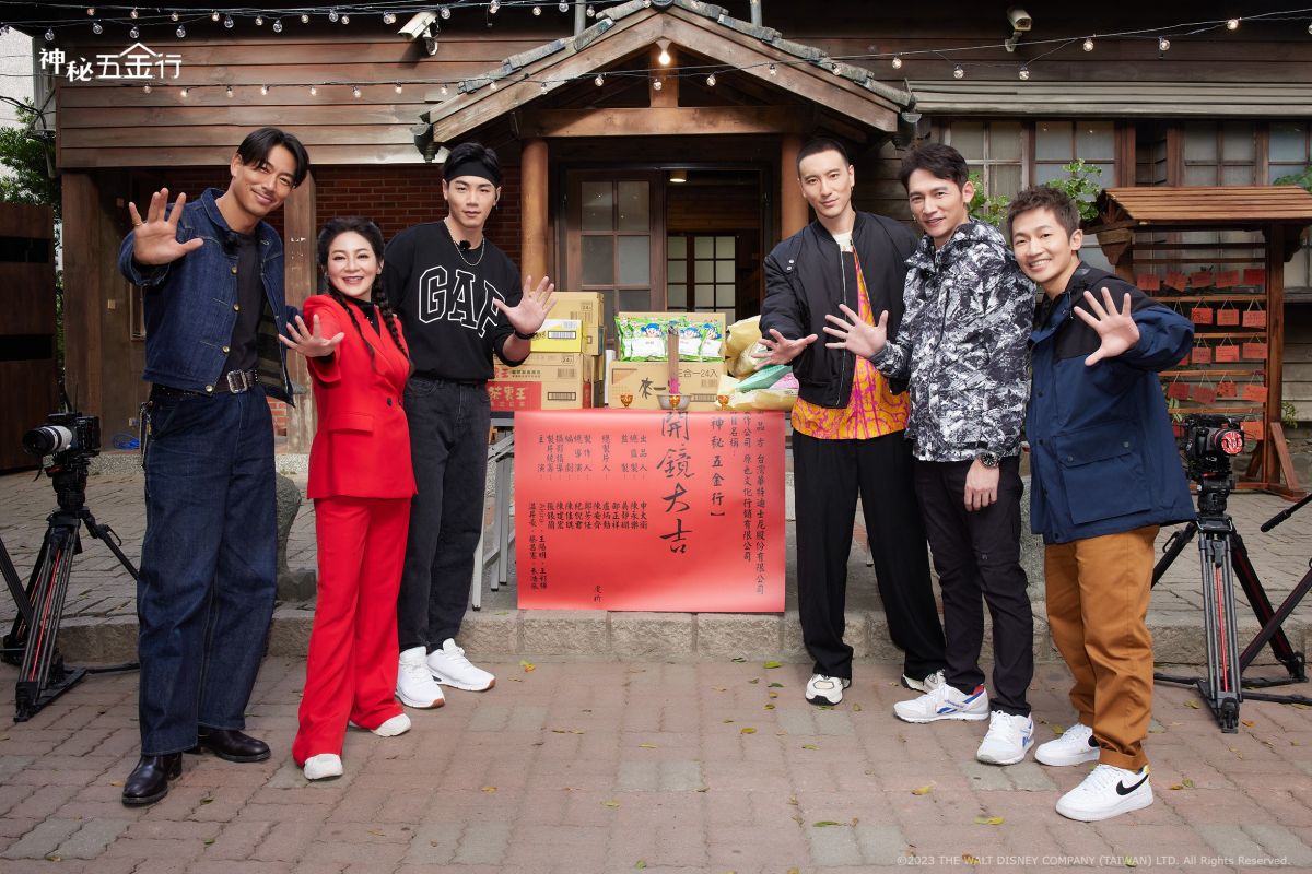 ▲Akira（左起）和王彩樺、禾浩辰、王陽明、温昇豪、蔡昌憲在台南錄製《神祕五金行》，私下還會幫成員按摩，表現相當貼心。（圖／衛視中文台）