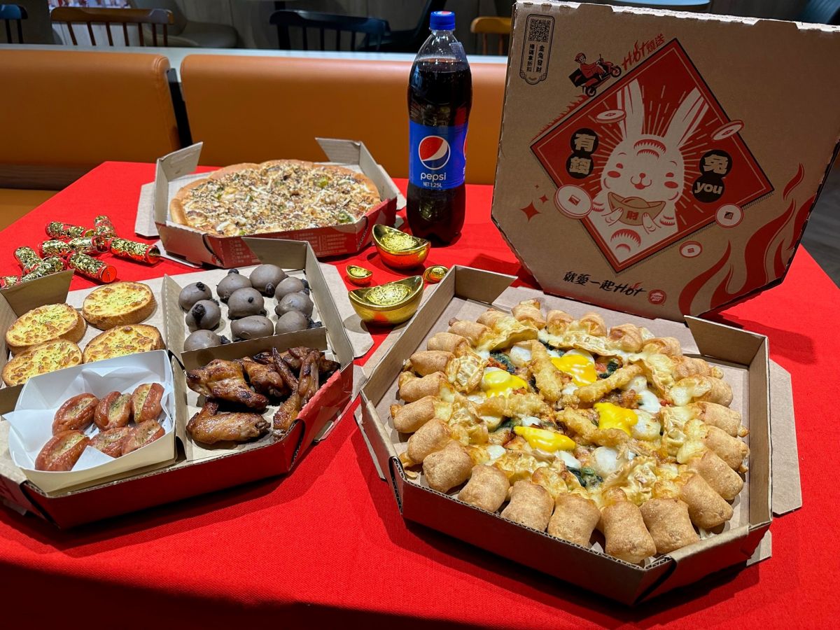 ▲收假開工上班爽吃必勝客4大優惠，15款口味「外送小比薩買1送1」、平日8款「外帶單點比薩48折起」、超狂「大比薩買1送3」、還有APP「加1元多1件」。（圖／必勝客提供）