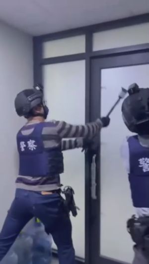 TU博奕網站辣妹扣客 主機設「滅證裝置」 ▲刑事局中打中心警方破門攻堅,查緝TU博奕娛樂城(圖/記者鄧力軍翻攝)