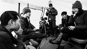 ▲《無邊》台灣南極探險隊員排隊等待打衛星電話回家。（圖／後場音像紀錄工作室提供）
