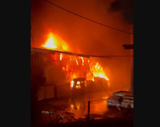▲新北市八里區一處工廠5日晚間發生火警。（圖／翻攝畫面）