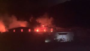 ▲新北市八里區一處工廠5日晚間發生火警。（圖／民眾提供）