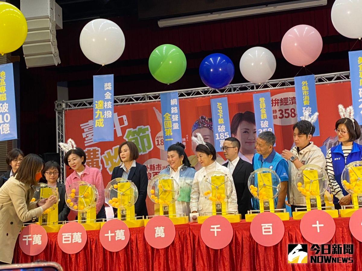 ▲台中購物節今天抽最大獎，先由來賓逐一按下搖獎機、組合抽出數字，從近一億張抽獎券中抽出壓軸最大好宅得主。（圖／記者金武鳳攝，2023.1.5)