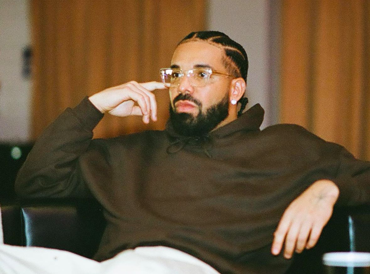 ▲德瑞克被爆在要價69億的私人飛機上自拍不雅片外流。（圖／翻攝Drake IG）