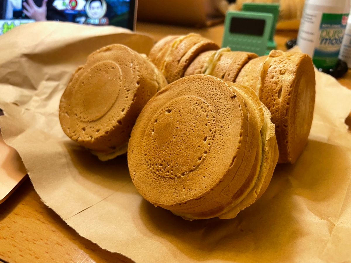 ▲你聽過「厭世紅豆餅」嗎？近日網友在臉書社團上流傳一間信義區的紅豆餅店，老闆因為很兇成為主要特色！（圖/記者張嘉哲攝）