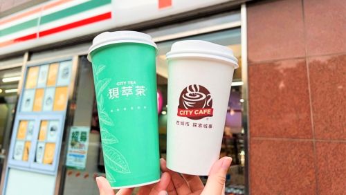 ▲四大超商補班咖啡今天開喝！全家霜淇淋、特濃美式買1送1，7-11有一日限定的黑糖珍珠撞奶買3送3。（圖／業者提供）