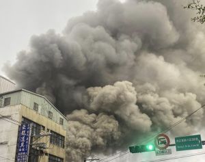 台北內湖倉庫廠房悶燒！黑色濃煙竄天　消防人員急灌救
