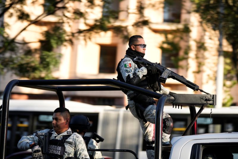 ▲墨西哥安全部隊抓獲毒梟「矮子」古茲曼（Joaquin 'El Chapo' Guzman）的兒子歐維迪歐，在美國總統拜登到訪墨國前，繳出打擊強大販毒集團的亮眼成果。（圖／美聯社／達志影像）