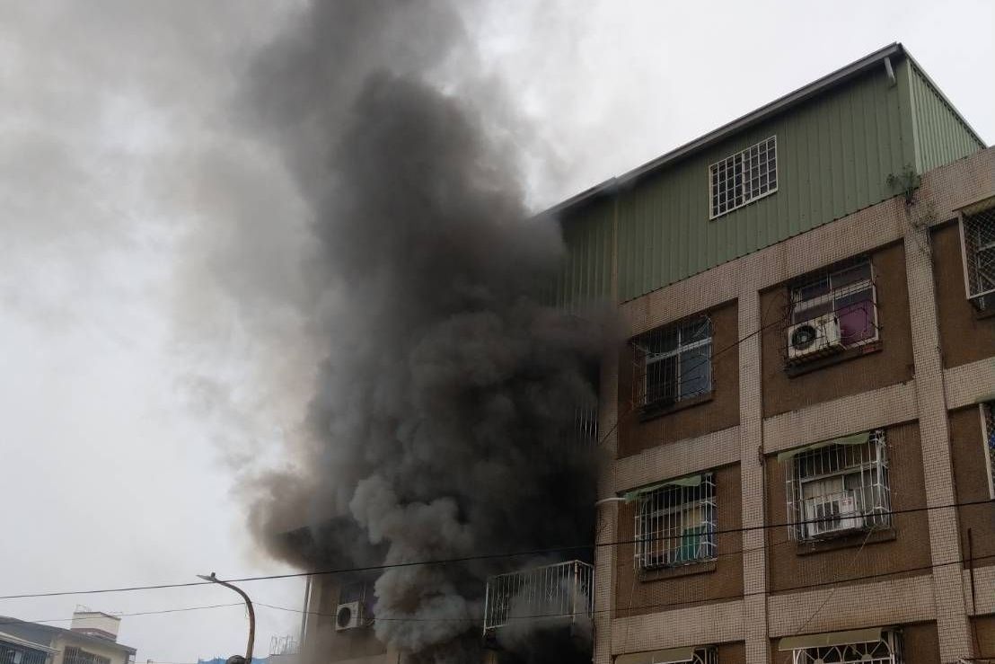 ▲高雄市三民區大昌一路一棟民宅，今（6）日上午7點左右傳出火警，消防人員滅火後在火場內發現一具焦屍。（圖／翻攝畫面）