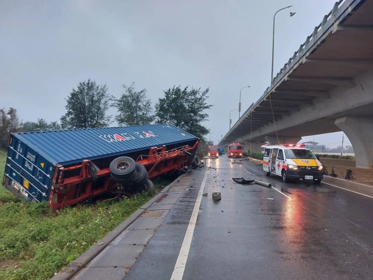 ▲台61線南下47.4K處路段，今（6）日早上8點多，一輛聯結車從高架橋上翻落，車頭幾乎全毀變形。（圖／翻攝自記者爆料網）