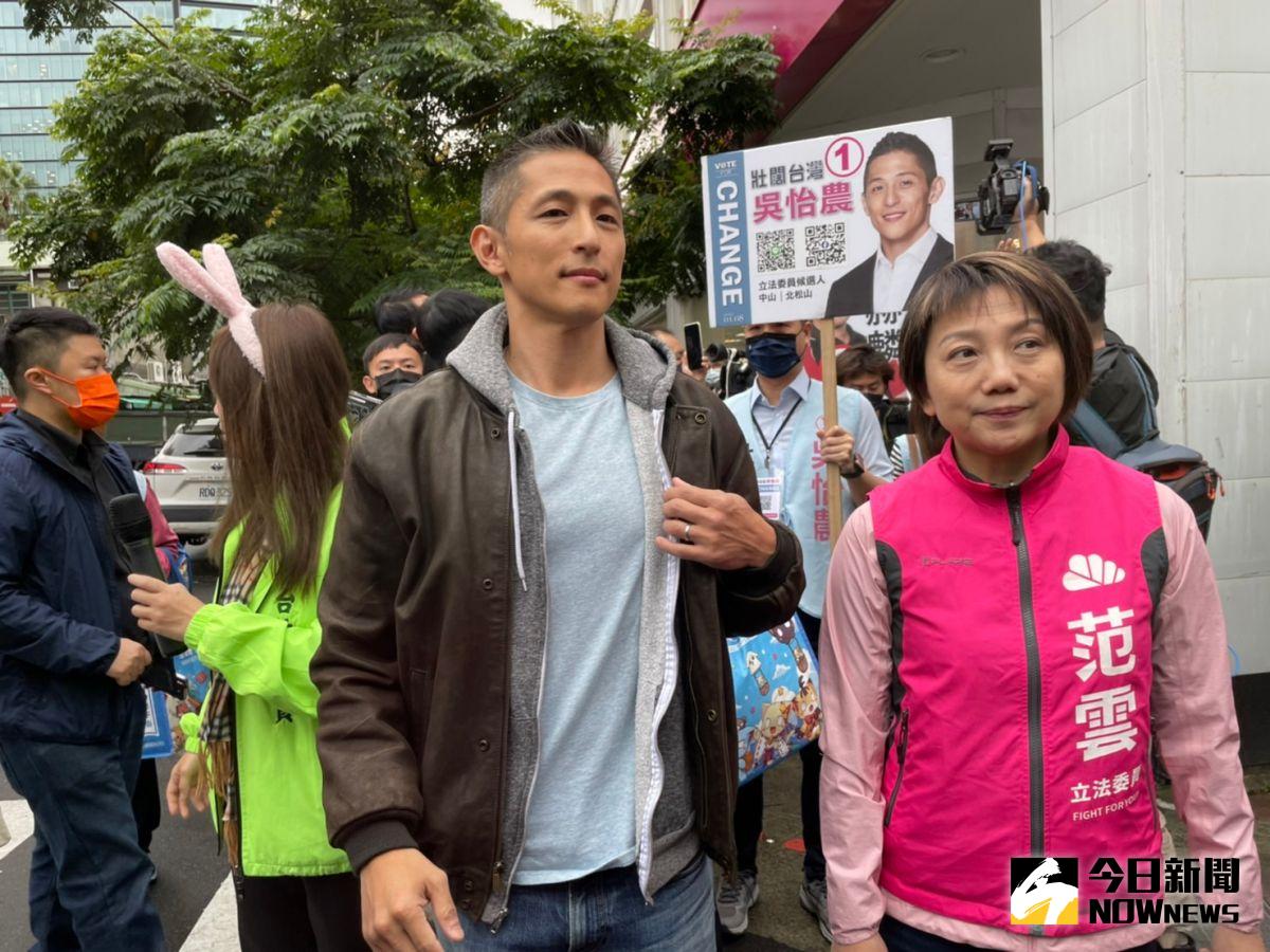▲吳怡農今日在范雲、陳怡君陪同下，赴中山區長春市場拜票。（圖／記者黃宣尹攝，2023.01.06）
